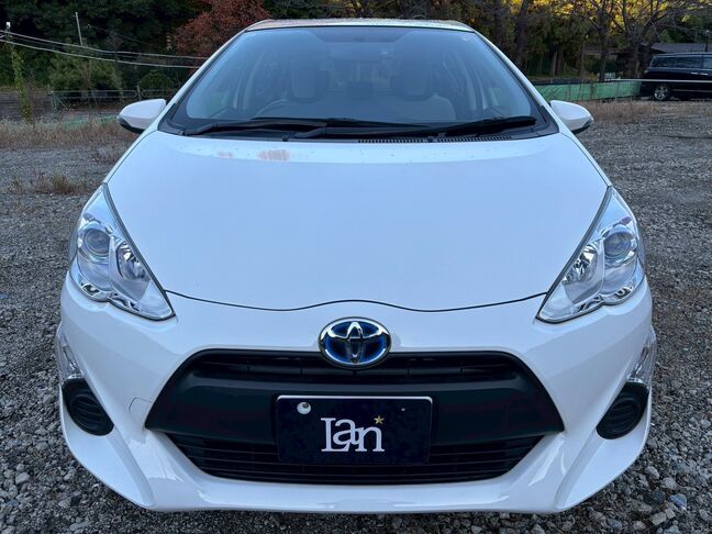 洗練されたフロントフェイス！ 曇り一つないクリアなヘッドライトが、あなたの夜間走行をしっかりとサポート。【アクア】